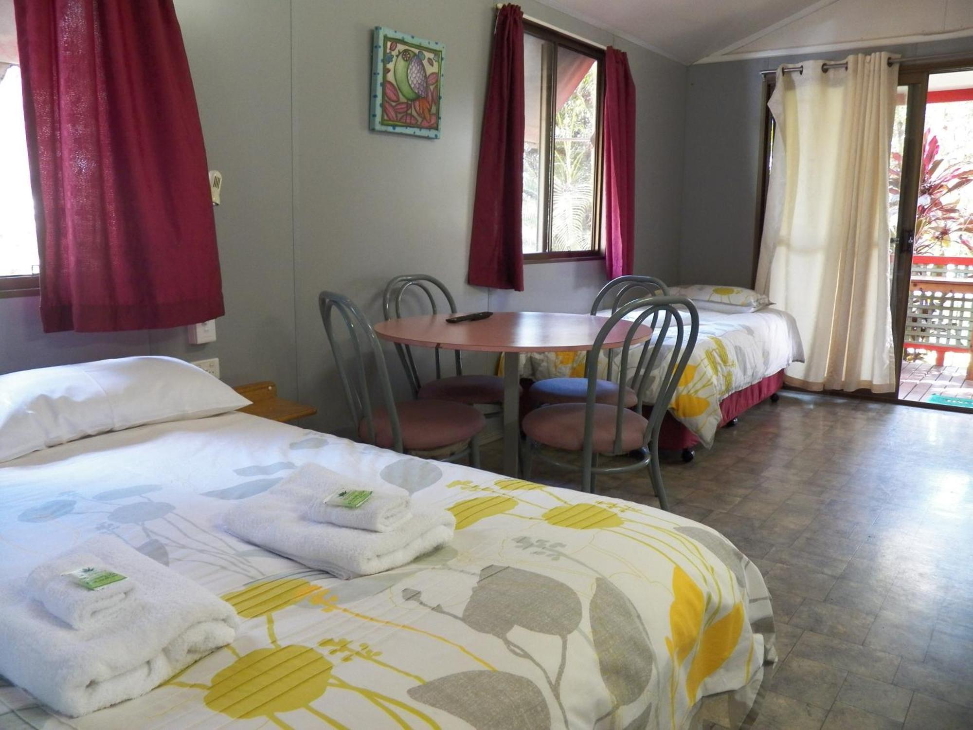 Lake Eacham Tourist Park & Cabins Ruang foto