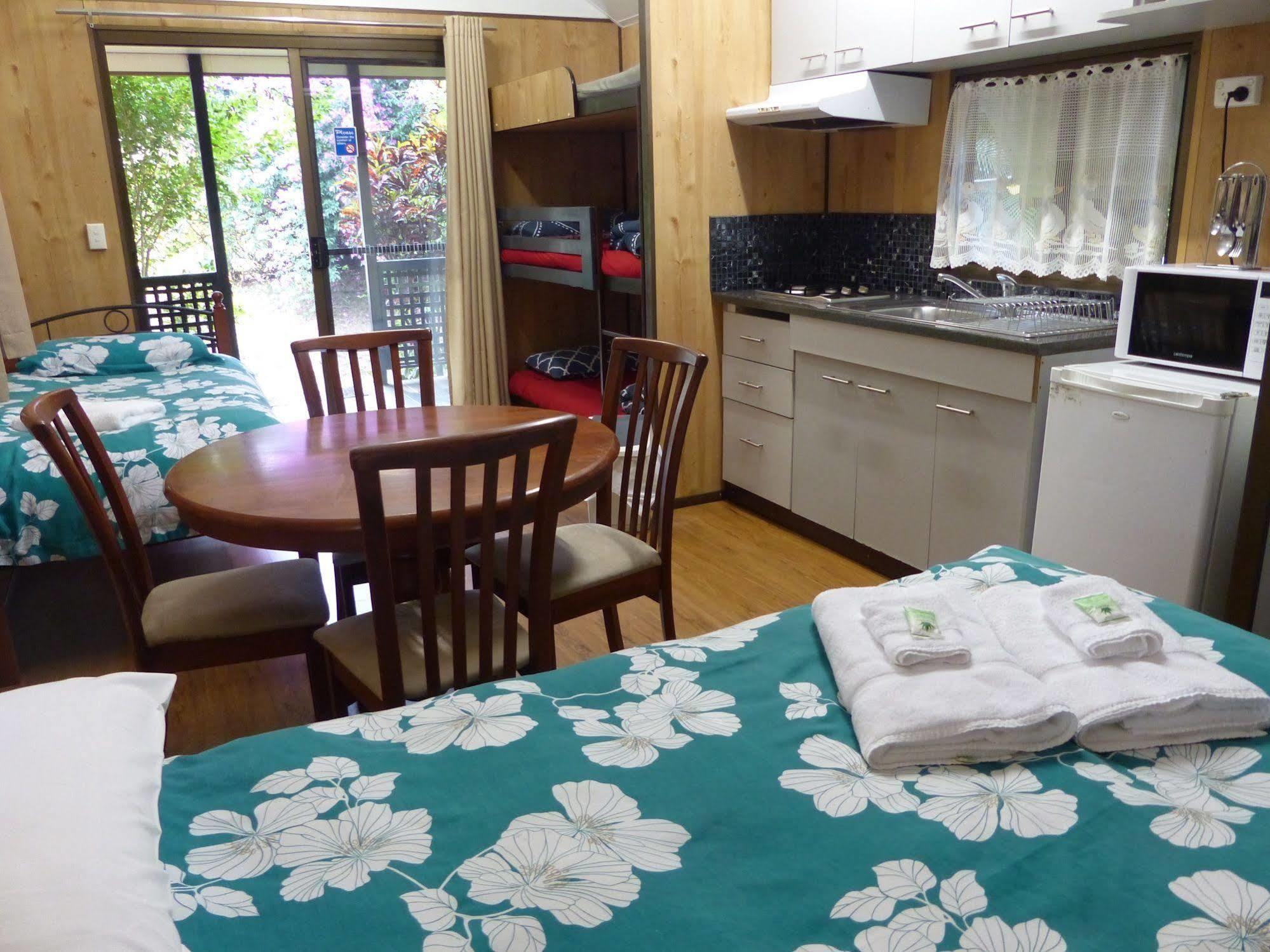 Lake Eacham Tourist Park & Cabins Bagian luar foto